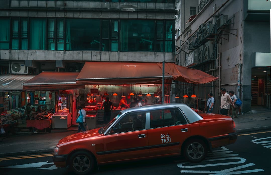 合肥南站胡培培：方寸服务台间的温暖力气